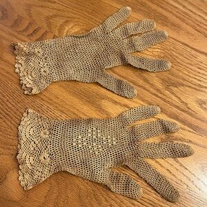 Beautiful vintage crochet women’s gloves.